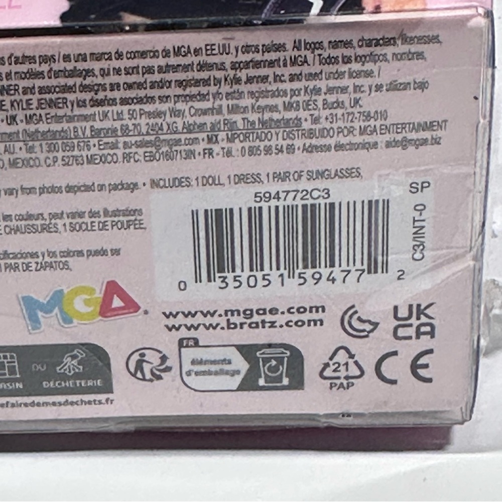 Bratz x Kylie Jenner Day Fashion Doll with Accessories and Certificate - Picture 7 of 12